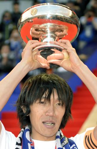 21大会ぶりの優勝を果たし、報道陣の前で天皇杯を掲げる横浜・中村