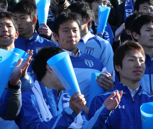 最初は制服姿だった楽天・松井（中）だが試合になると桐光学園サッカー部のジャージを着て応援