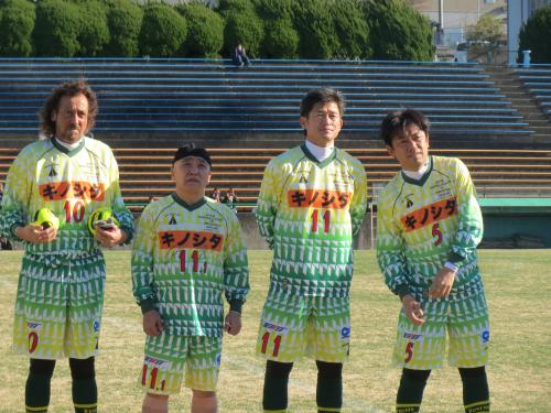 城内ＦＣ４５周年記念試合に出場したカズは憧れの先輩渋川さん（左から２人目）と共演。左はＪ２岐阜・ラモス監督、右はＪ２東京Ｖ・三浦泰監督