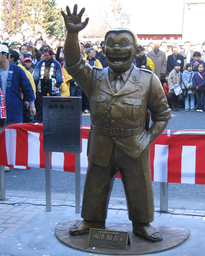 亀有駅前に設置されている両津勘吉の銅像
