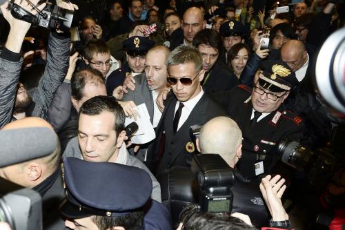 ＡＣミラン入りのためイタリア・ミラノのマルペンサ空港に到着、大勢の報道陣ら関係者に囲まれる本田圭佑