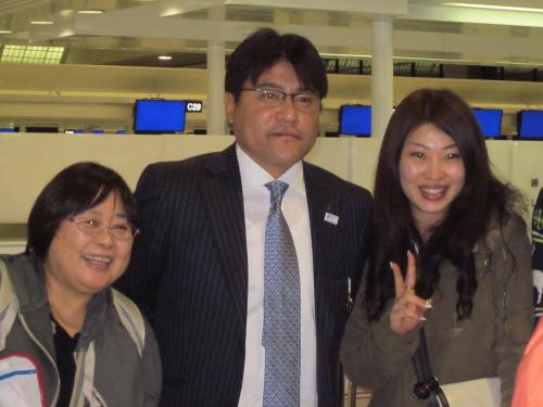 成田空港でファンの記念撮影に応じるＵ―２１日本代表の手倉森監督（中央）