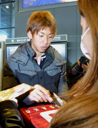 ミュンヘンへの出発前に、ファンにサインする日本代表ＦＷ大迫勇也