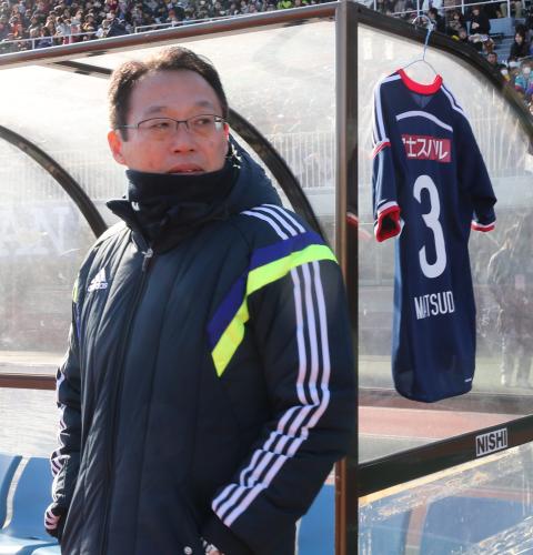 新春ドリームマッチで「ＪＡＰＡＮ　ＤＲＥＡＭＳ」の指揮を執る岡田武史氏の後ろには亡くなった松田直樹さんのユニホームを飾られていた
