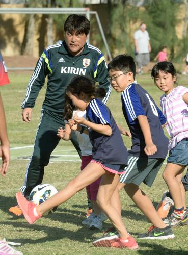 日本人会の子どもたちとサッカーを楽しむ手倉森監督