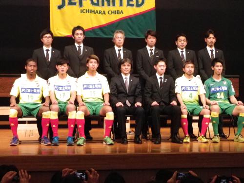 新体制発表に出席した千葉の鈴木監督（前列中央）と新加入選手ら