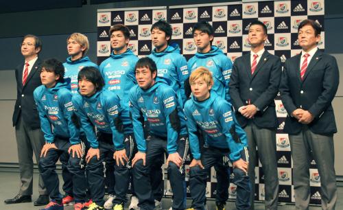 新体制発表記者会見に出席したＪ１横浜の樋口靖洋監督（後列右から２人目）と選手