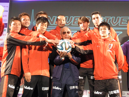 写真撮影の収まる京都のビエイラ監督（前列中央）と新加入選手たち