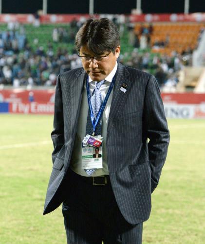 準々決勝でイラクに敗れ、引き揚げるＵ―２１日本代表の手倉森監督