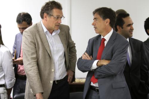 建設が遅れているクリチバの競技場を開催地から除外する可能性を示唆したＦＩＦＡのバルク事務局長（左）と話すブラジルのフェルナンデス・スポーツ大臣