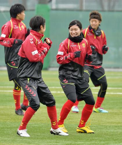 サッカー女子のＩＮＡＣ神戸が始動し、笑顔で体を動かす川澄（手前右）ら