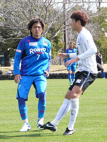 富山との練習試合で９０分出場したＧ大阪ＭＦ遠藤（左）