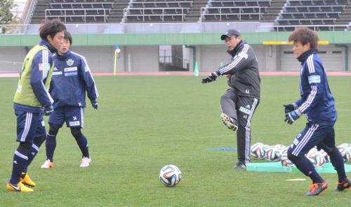 練習で自らボールを出すＪ２松本の反町監督（右から２人目）