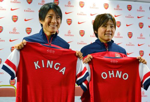 イングランド・スーパーリーグのアーセナルに移籍し、記者会見でポーズをとるサッカー女子日本代表の近賀ゆかり（左）と大野忍
