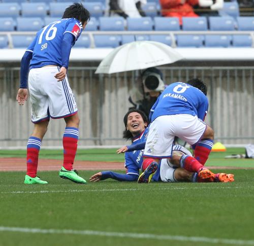 ＜横浜・大宮＞前半１７分、横浜・藤本はゴールを決め笑顔を見せる