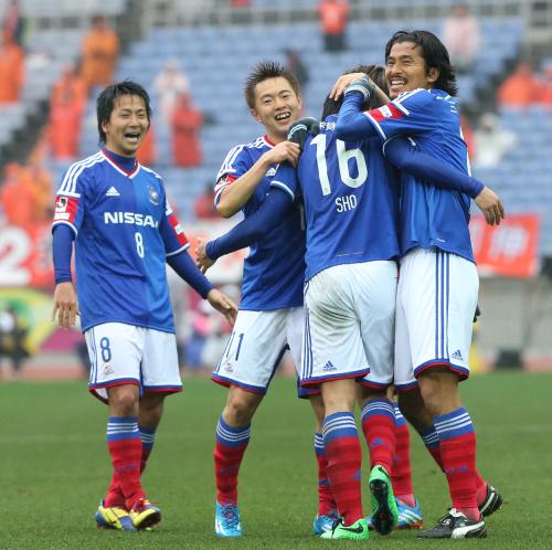 ＜横浜・大宮＞後半４２分、伊藤（１６）のゴールで笑顔を見せる横浜・斎藤（左から２人目）右は中沢