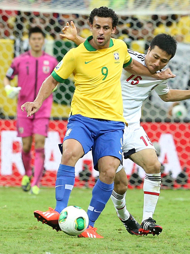 コンフェデ杯の日本戦で今野（右）と競り合うブラジル代表ＦＷフレッジ