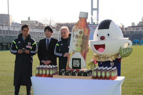 「勝ちにぎり」贈呈式に出席した日本代表のザッケローニ監督（中央右）と香川（左端）