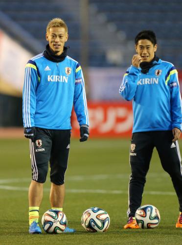 日本代表練習で笑顔を見せる本田（左）と香川
