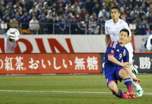 日本―ニュージーランド　前半、チーム４点目のゴールを決める岡崎（９）