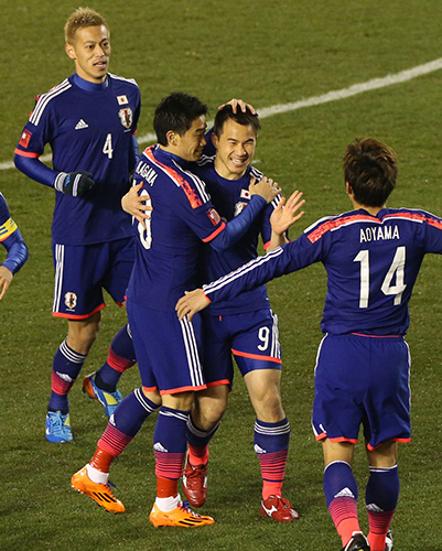 ＜日本・ニュージーランド＞前半４分、先制ゴールを決めた岡崎（右から２人目）を仲間が祝福する