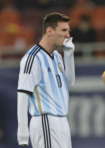 ＜アルゼンチン０―０ルーマニア＞ピッチ上で嘔吐した後もプレーを続けたアルゼンチン代表ＦＷメッシ