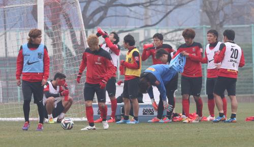 練習中に休息を取る浦和の選手たち