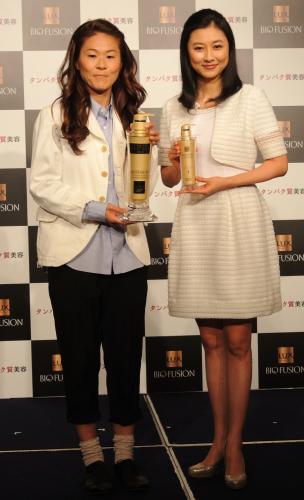 ユニリーバ・ジャパンのイベントに出席したサッカー女子日本代表の澤穂希（左）と女優の菊川怜