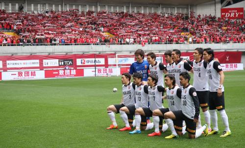 ＜神戸・浦和＞前節の無観客試合の制裁を終え、サポーターの声援を受け試合に臨む浦和イレブンだったが…