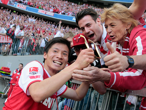＜１８６０ミュンヘン・ケルン＞チームの勝利に貢献した長沢（左）は試合後にファンと喜ぶ