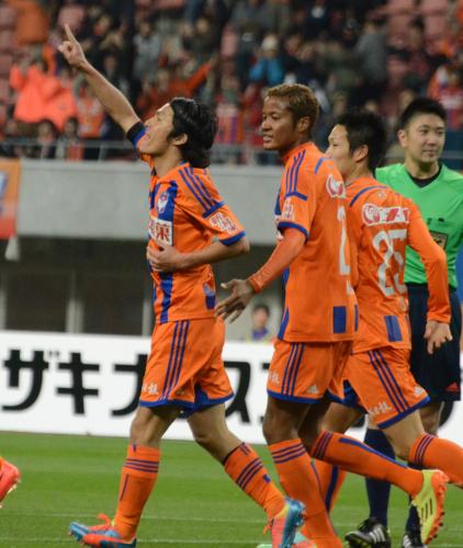 ＜新潟―名古屋＞前半２８分に今季初ゴールを決めた田中達（左）は右手を突き上げる