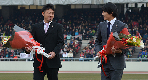 ２月２日、引退セレモニーが行われ花束を手にする山田暢久（左）と堀之内聖