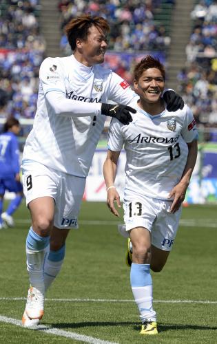 ＜徳島・川崎Ｆ＞前半、ゴールを決め笑顔を見せる川崎・大久保。左は森島