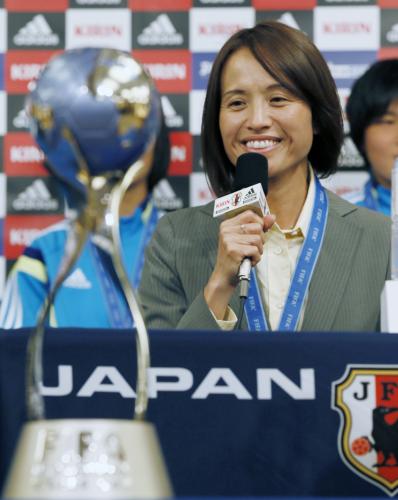 Ｗ杯サッカー女子Ｕ―17で初優勝を果たし、笑顔で記者会見する高倉麻子監督