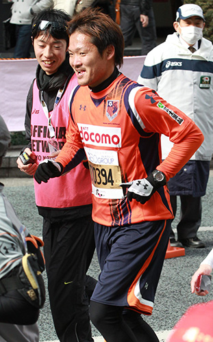 １２年２月、第６回東京マラソンで力走する塚本泰史氏