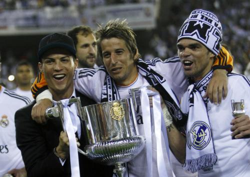 スペイン国王杯を掲げ喜ぶＲマドリードの（左から）Ｃ・ロナウド、コエントラン、ペペ