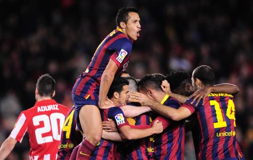 ＜バルセロナ２―１ビルバオ＞メッシの逆転弾が決まり、喜ぶＦＷサンチェス（左）ら選手たち