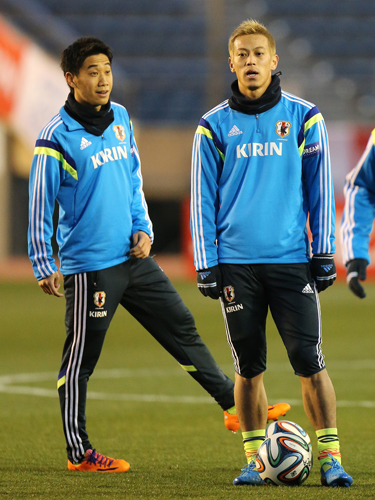言葉を交わす香川（左）と本田。オシム氏は選手同士の話し合いが大事だと訴えた