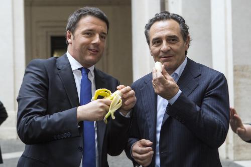 イタリア代表のプランデッリ監督（右）はレンツィ伊首相とバナナを食べる姿で人種差別反対の意思を表示