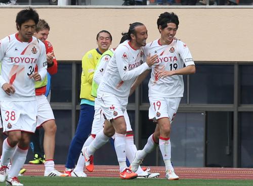 ＜ＦＣ東京・名古屋＞後半３分、名古屋・矢野（右）はヘディングでゴールを決め笑顔を見せる（中は闘莉王）