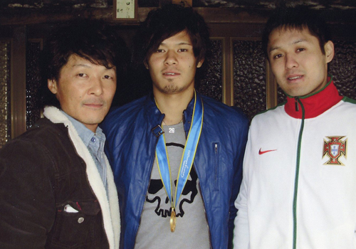 １０年、山口蛍（中央）を囲んで写真に納まる父・憲一さん（左）と兄・岬さん