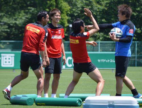 全体練習後、リフティングゲームを行う日本代表候補の（左から）ＤＦ槙野、ＭＦ原口、ＤＦ森脇、ＧＫ西川