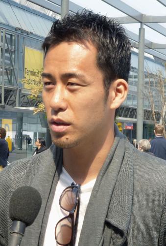 日本代表に選ばれ、記者の質問に答える吉田