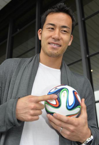 帰国し報道陣から渡されたボールを手にする吉田麻也