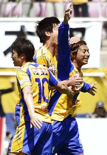 仙台―広島　前半、先制ゴールを決め、喜ぶ仙台・赤嶺（右）