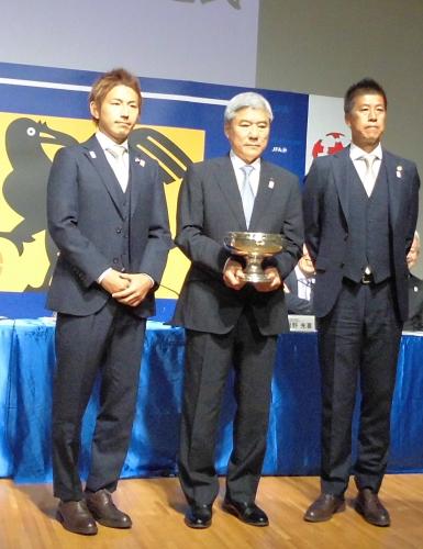 大仁会長（中央）に天皇杯を返還した横浜・兵藤副主将（左）と樋口監督（右）