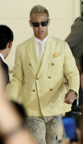 ジャケット姿で、羽田空港に到着したサッカー日本代表の本田