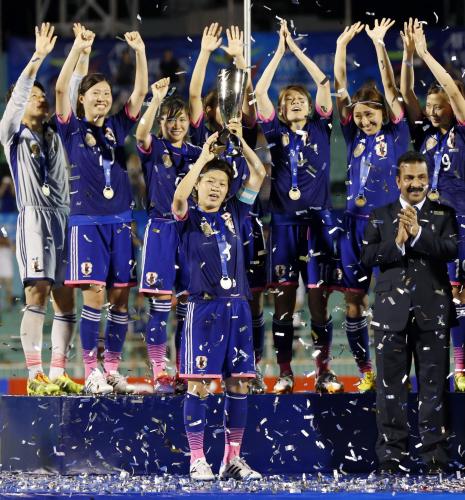 サッカー女子アジア杯で初優勝を果たし、表彰式で喜ぶ宮間（中央）ら日本イレブン