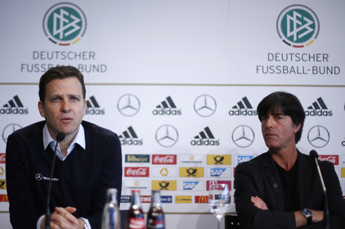 ドイツ代表のチームマネージャー、ビアホフ氏（左）とレーブ監督