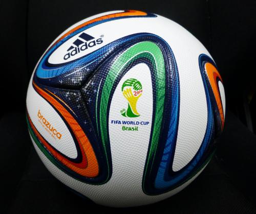 サッカーワールドカップブラジル大会の公式球「ブラズーカ」 ― スポニチ Sponichi Annex サッカー